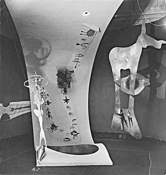 Datei:21 Friedrich Kiesler, Exposition internationale du Surréalisme, Galerie Maeght, Paris, 1947 © Kiesler Stiftung, Wien.jpg