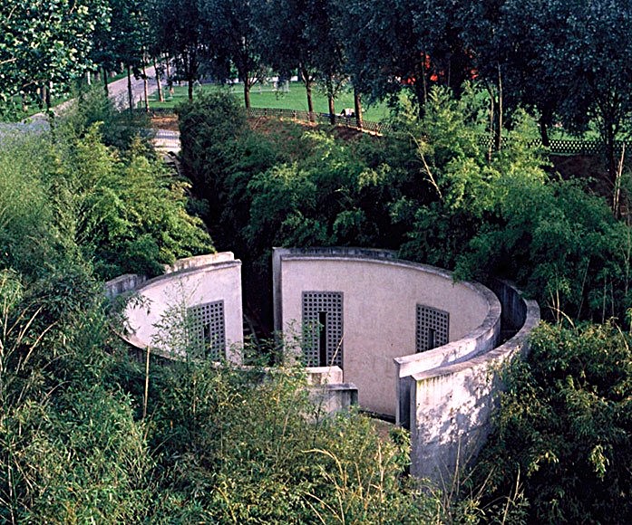 Datei:62 Bernhard Leitner, Le Cylindre Sonore, Parc de la Villette, Paris, 1987 © Bernhard Leitner.jpg