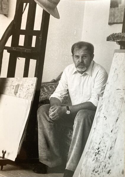 Datei:Rudolf Hradil im Atelier in Morzg, Foto Otto Staindl.jpg