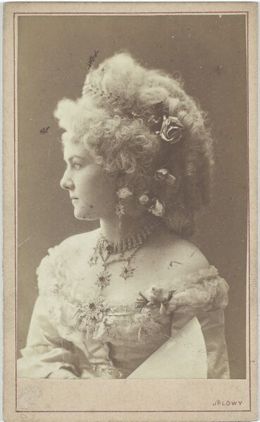 Datei:Hermine Meyerhoff als Gräfin Dubarry in der Operette Gräfin Dubarry von Carl Millöcker Wien Museum Online Sammlung 49786 265.jpg