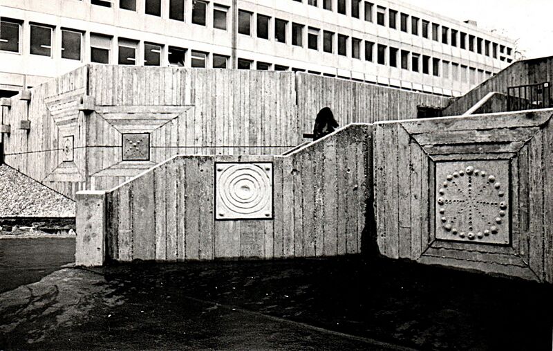 Datei:61 Hans Bischoffshausen, Betonlandschaft und -Reliefs, Lycée Jeanne d’Arc, Rouen, 1971-74 © Nachlass Hans Bischoffshausen.jpg